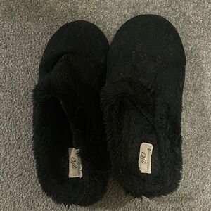 So cable knit clog slippers in black size large